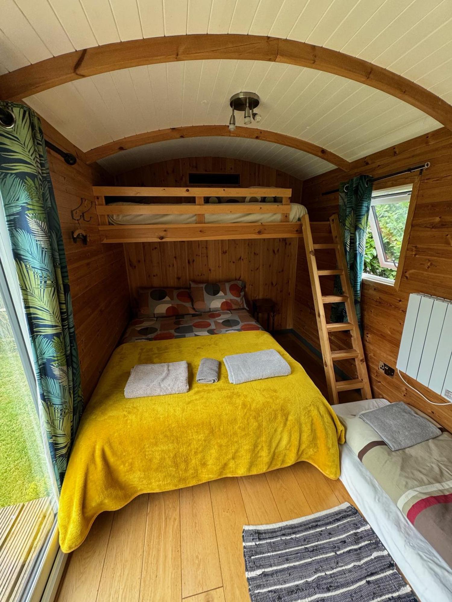Unique Sheperds Hut Private Hot Tub, Ensuite & Kitchenette Clodock 外观 照片