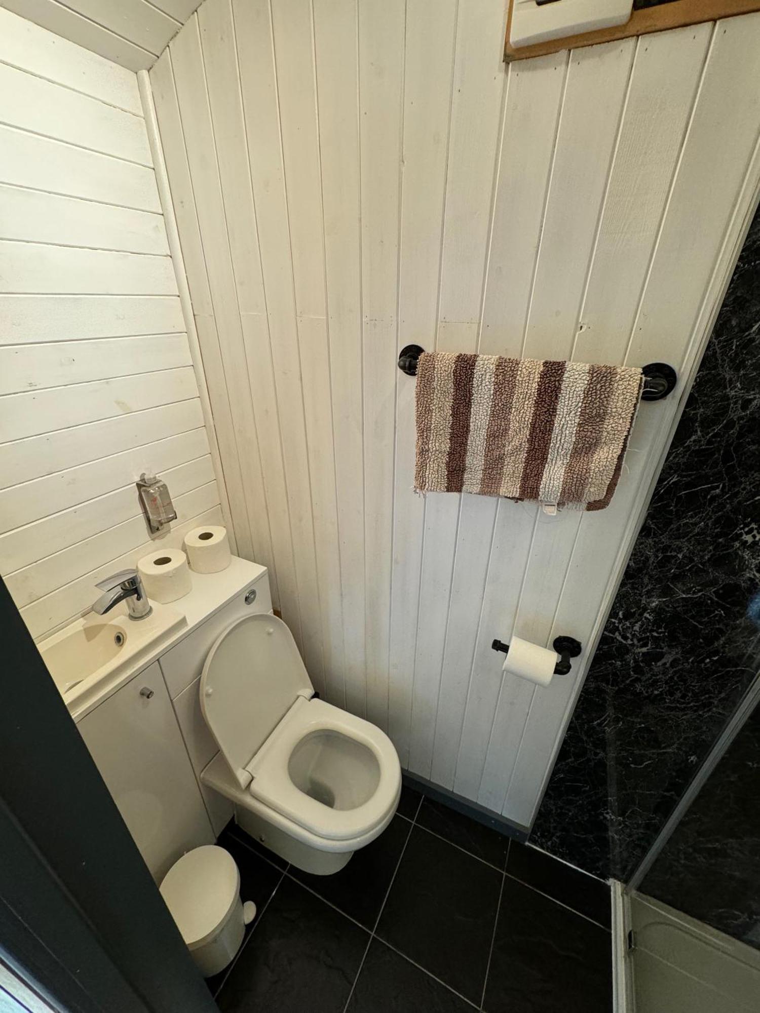 Unique Sheperds Hut Private Hot Tub, Ensuite & Kitchenette Clodock 外观 照片