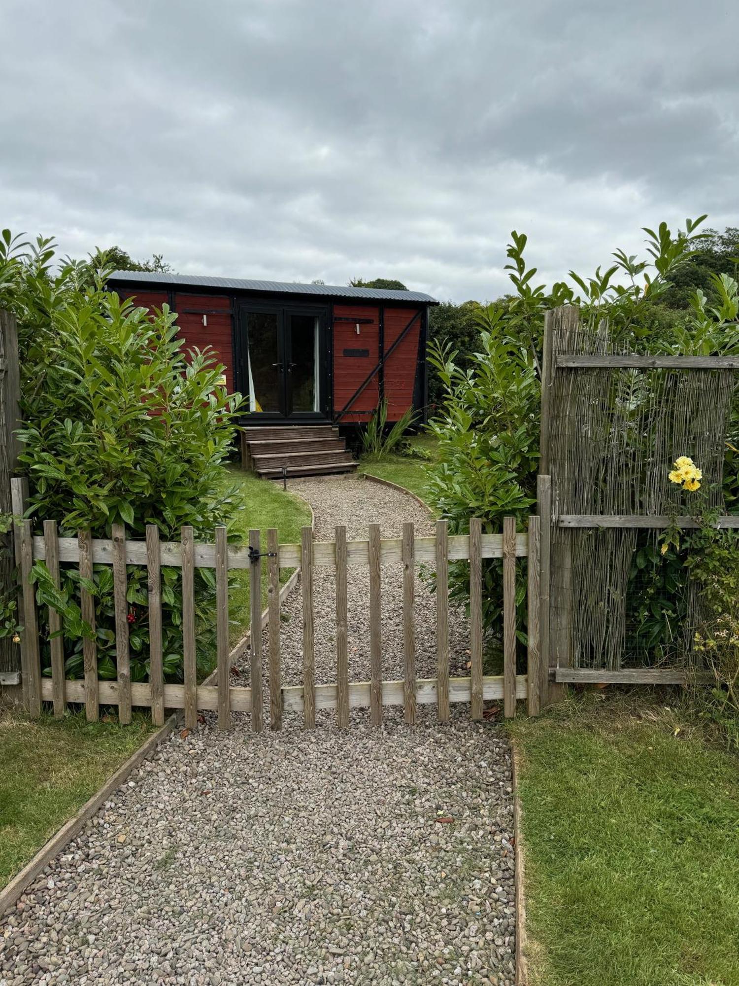 Unique Sheperds Hut Private Hot Tub, Ensuite & Kitchenette Clodock 外观 照片